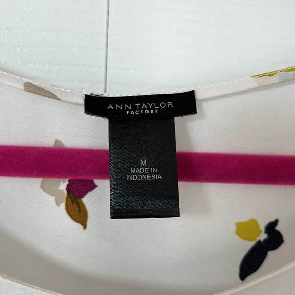 Ann Taylor White Floral Blouse‎ - Picture 3 of 4